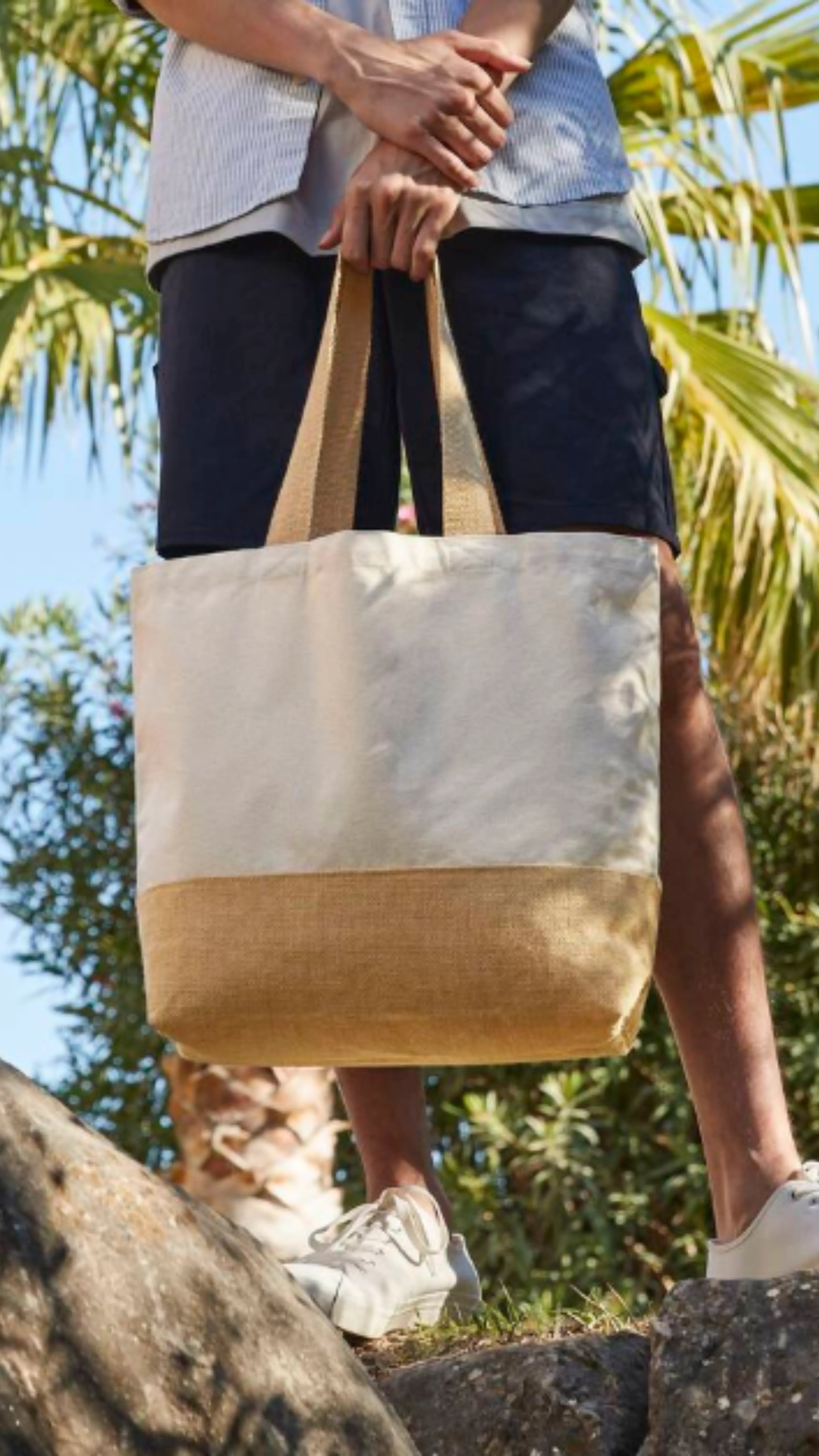 Bolso con inicial bordada en valencia