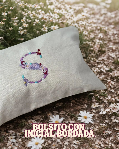 Bolso de mano con inicial bordada en estilo floreado