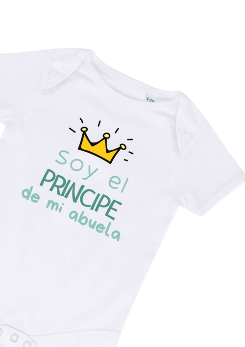 Detalle del bordado personalizado Soy el Príncipe de mi Abuela en body de algodón
