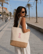 Detalle del bordado de la inicial en la tote bag de algodón