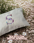 Bolsito de mano con inicial floral bordada - LA FLAMA ESTUDI | Bordados personalizados