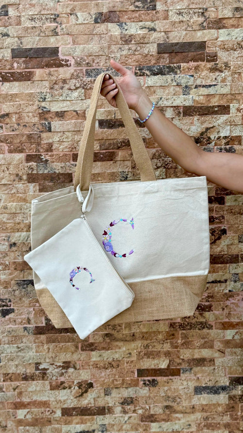 Bolsito de mano con inicial floral bordada - LA FLAMA ESTUDI | Bordados personalizados