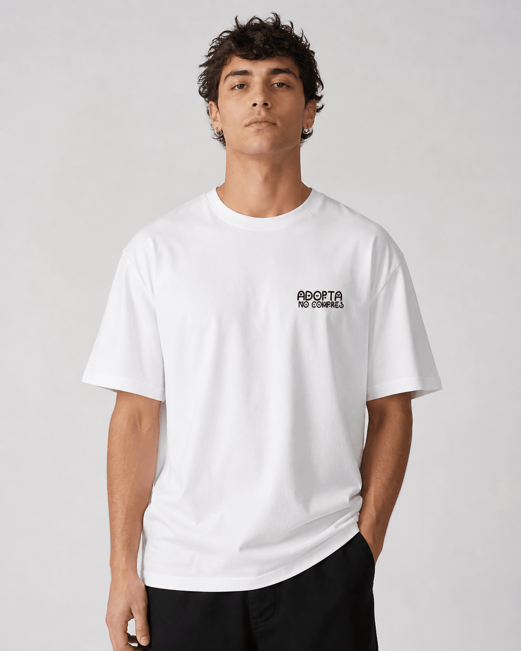 Camiseta Adopta no compres | Apoya tu refugio local - LA FLAMA ESTUDI | Bordados personalizados