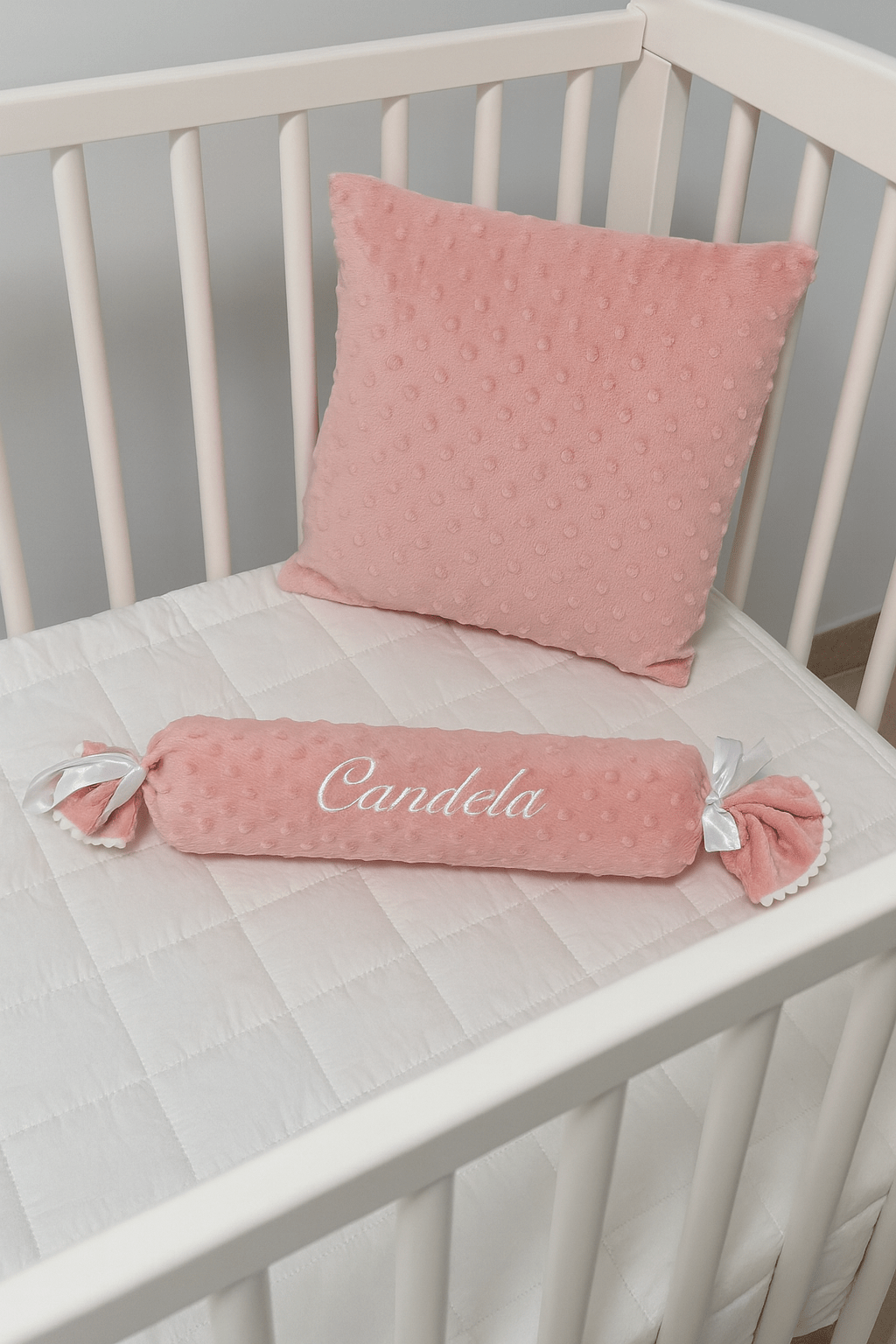 Cojín antivuelco bebe con nombre personalizado - LA FLAMA ESTUDI | Bordados personalizados