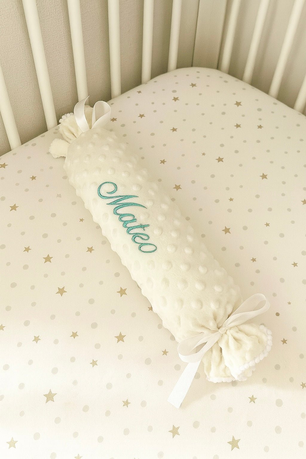 Cojín antivuelco bebé con nombre personalizado - LA FLAMA ESTUDI | Bordados personalizados