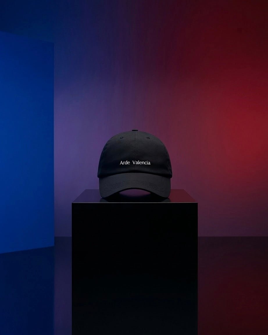 Gorra negra bordada 6 paneles «Arde Valencia» - LA FLAMA ESTUDI | Bordados personalizados