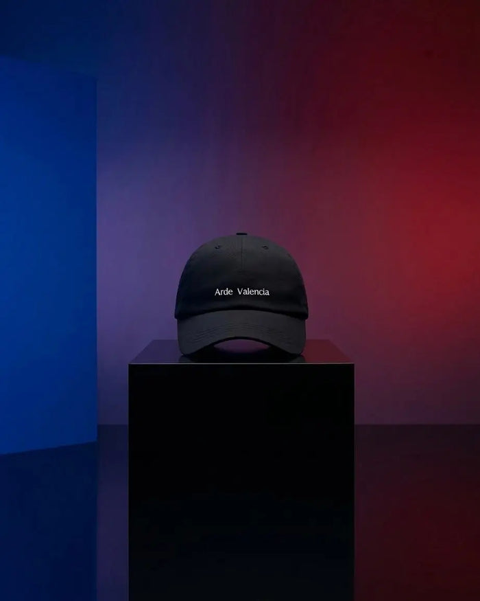 Gorra negra bordada con el texto Arde Valencia