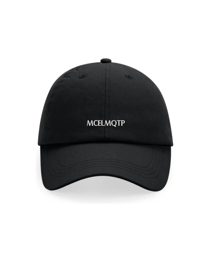 Gorra negra bordada de 6 paneles con el texto MCELMQTP