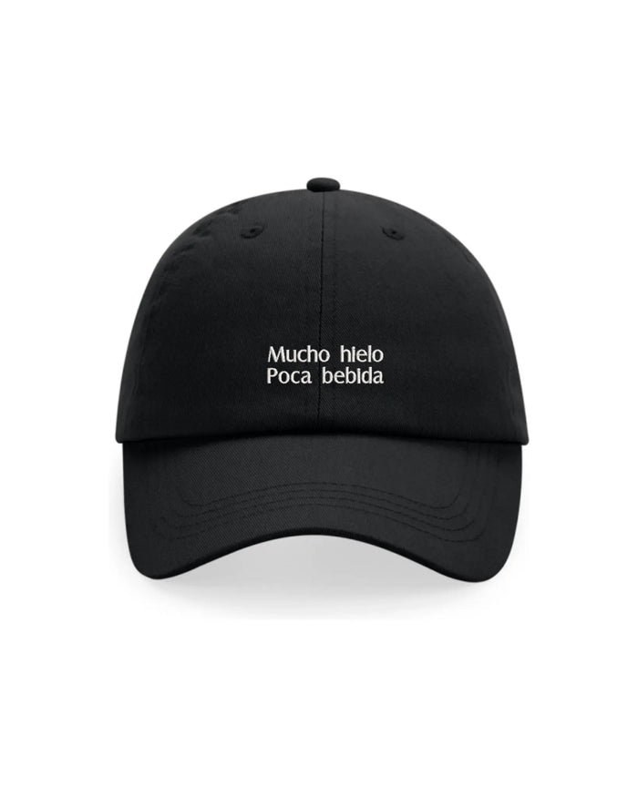 Gorra negra bordada con la frase Mucho hielo, poca bebida