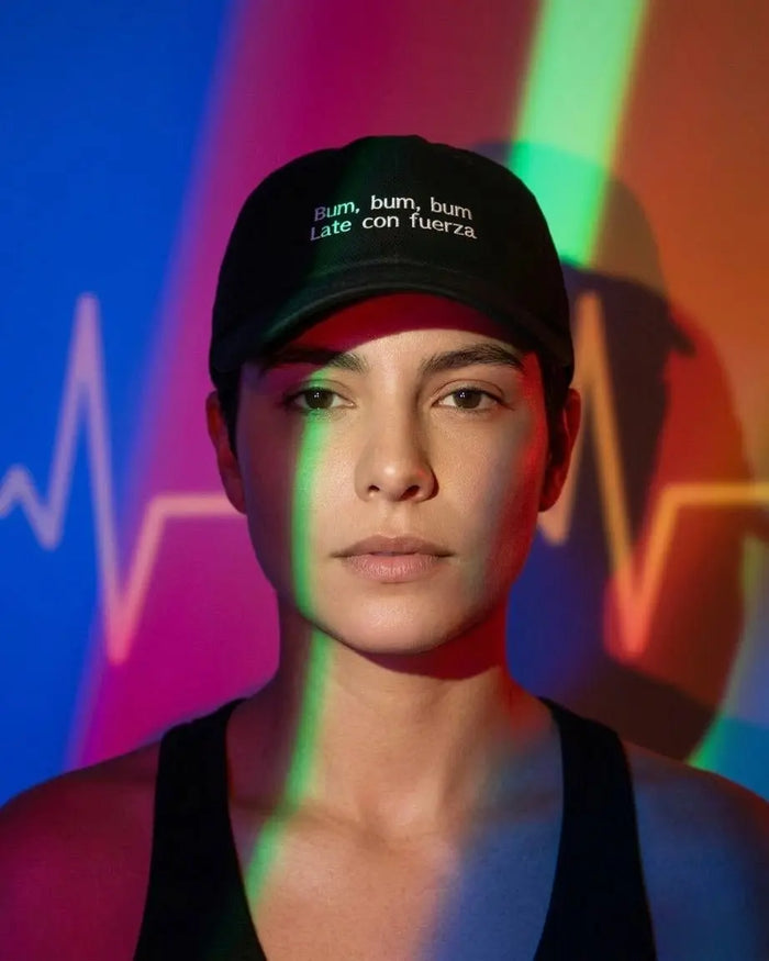 Gorra negra bordada con la frase Bum, bum, bum / Late con fuerza