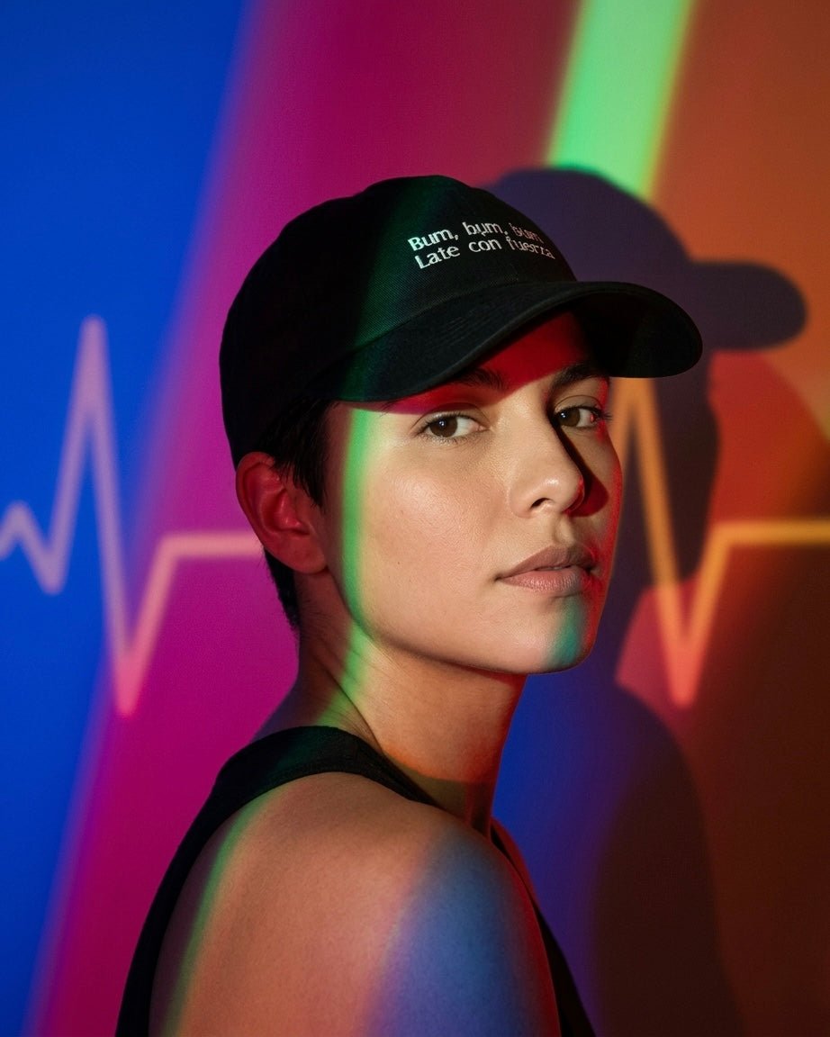 Gorra negra bordada «Bum, bum, bum / Late con fuerza» - LA FLAMA ESTUDI | Bordados personalizados