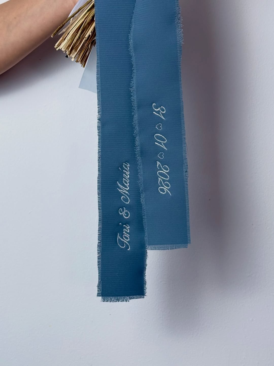 Lazo bordado personalizado para ramo de novia - LA FLAMA ESTUDI | Bordados personalizados