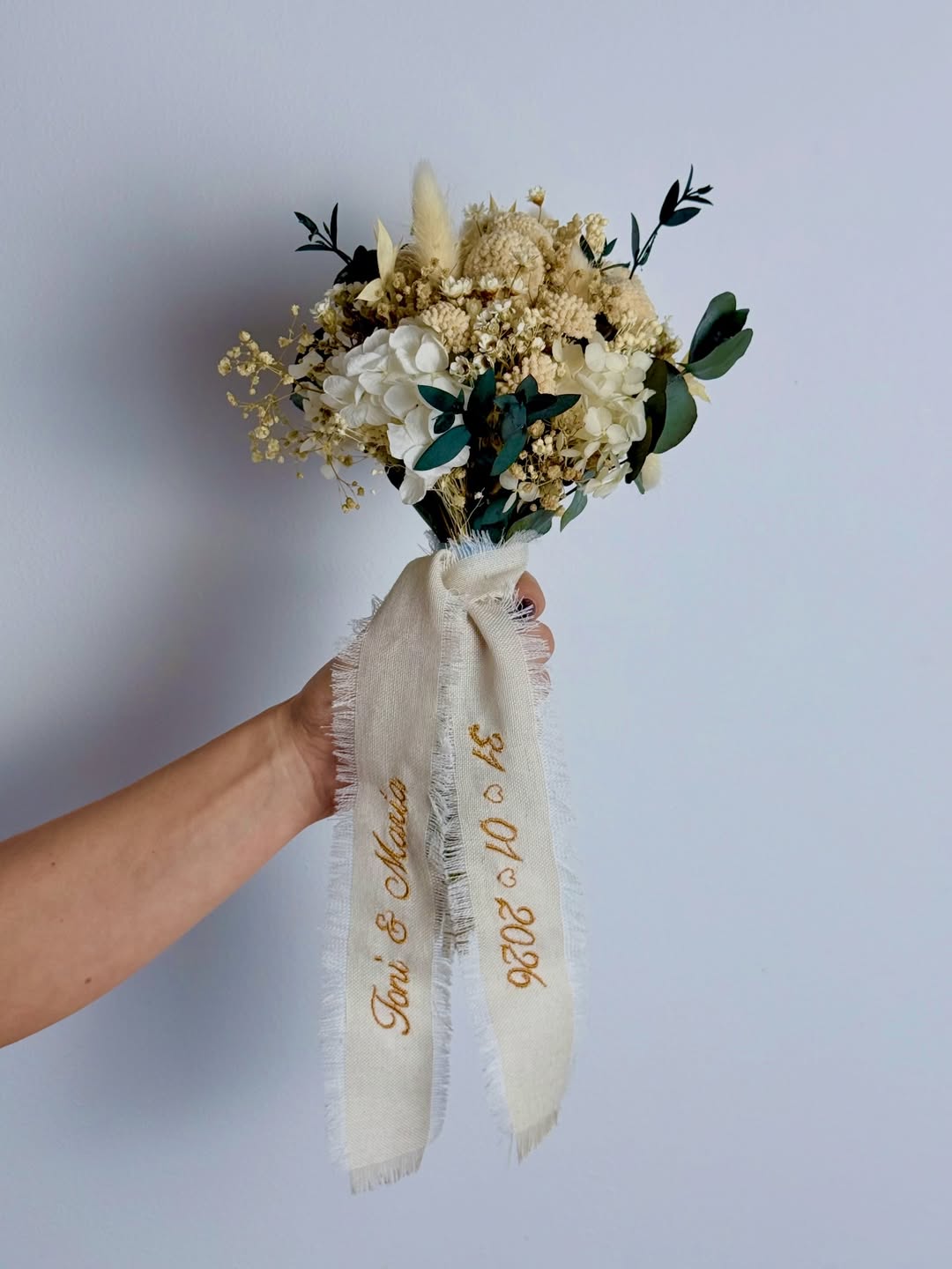 Lazo bordado personalizado para ramo de novia - LA FLAMA ESTUDI | Bordados personalizados