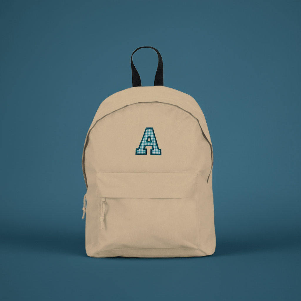 Mochila bordada personalizada con inicial - LA FLAMA ESTUDI | Bordados personalizados