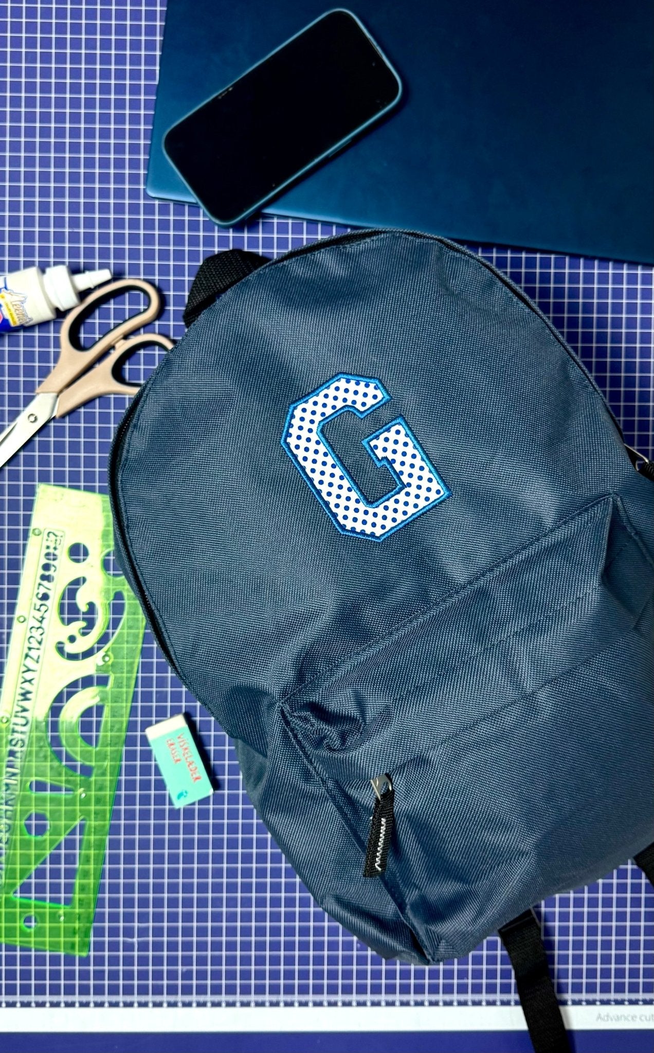 Mochila personalizada bordada con inicial - LA FLAMA ESTUDI | Bordados personalizados