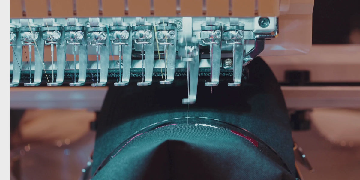 Máquina de bordado trabajando en el taller de La Flama Estudi en Torrent, Valencia