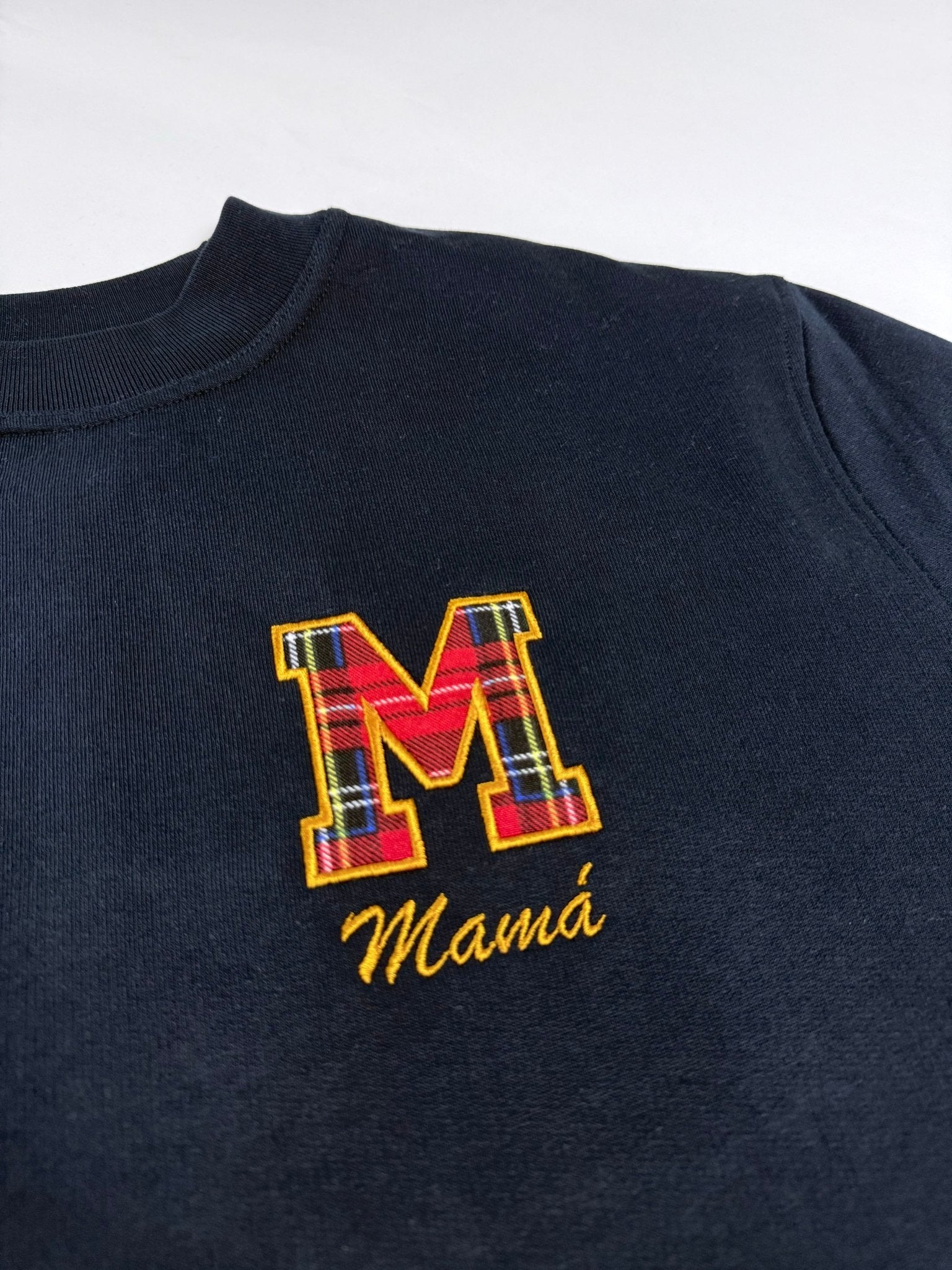 Sudadera personalizada con inicial en tela y nombre bordado - LA FLAMA ESTUDI | Bordados personalizados