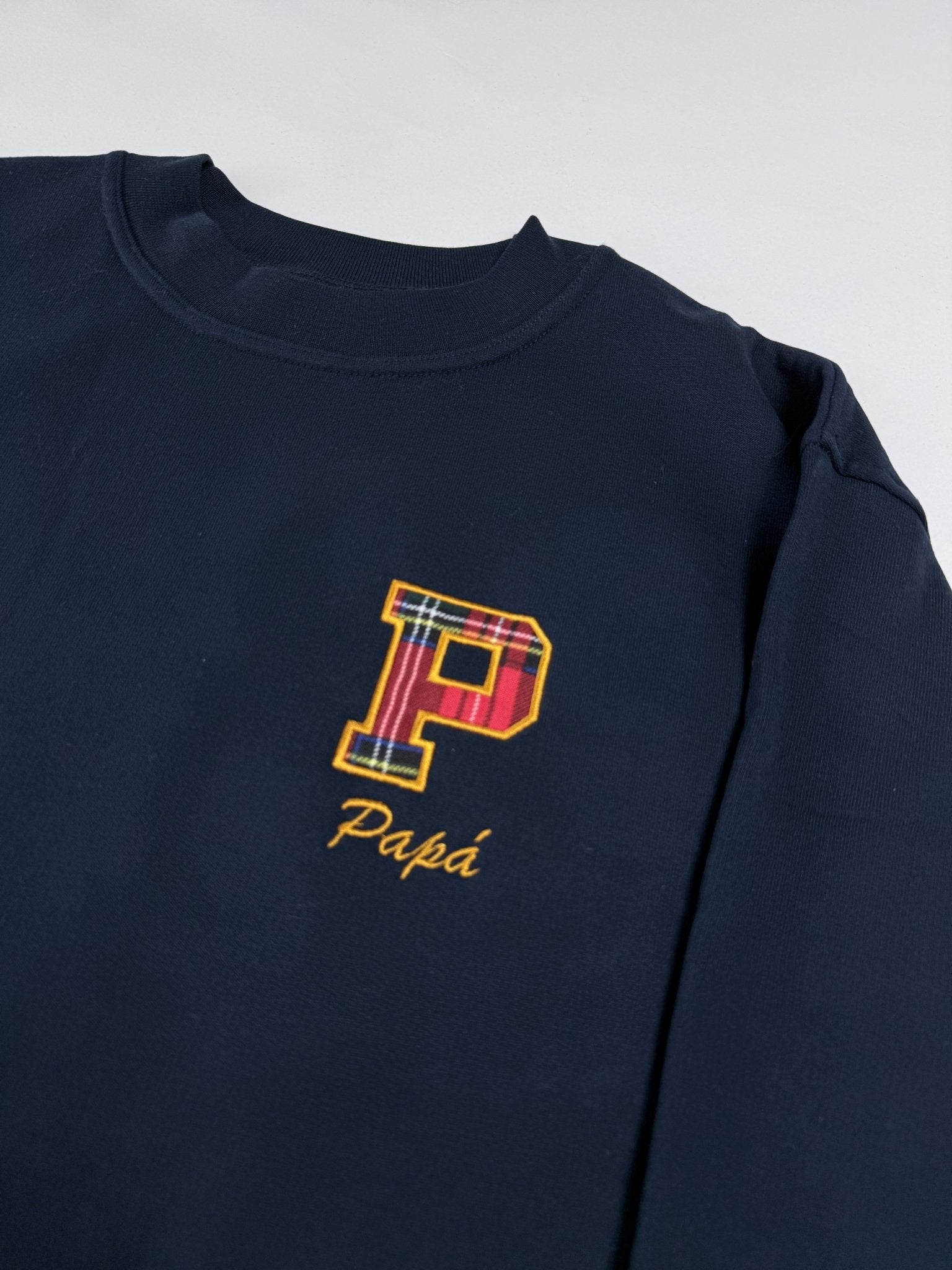 Sudadera personalizada con inicial en tela y nombre bordado - LA FLAMA ESTUDI | Bordados personalizados