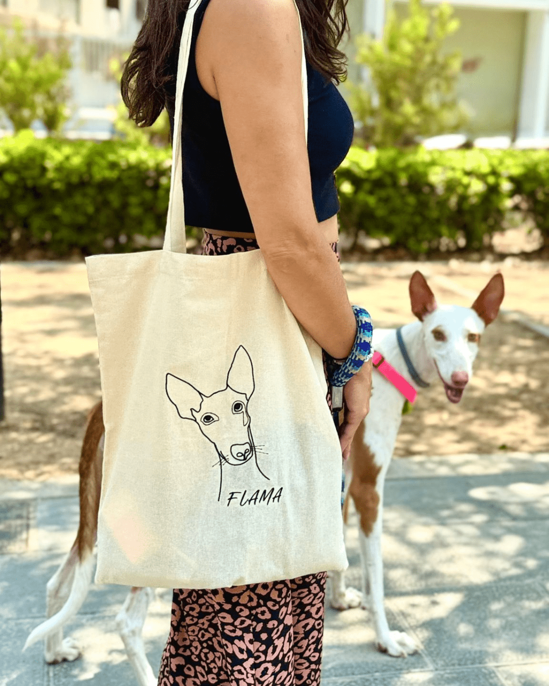 Totebag personalizada con el bordado lineal de tu mascota y nombre - LA FLAMA ESTUDI | Bordados personalizados