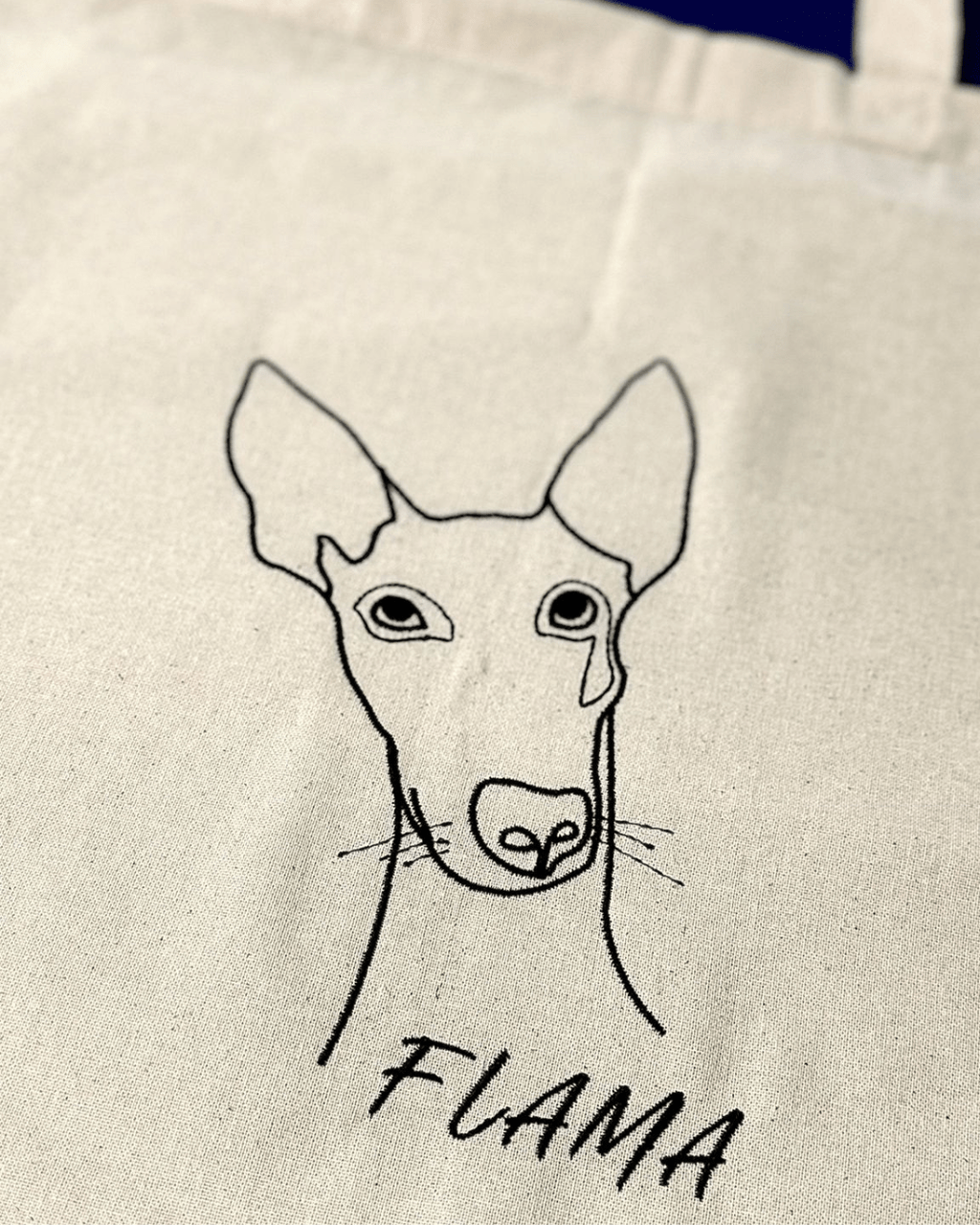 Totebag personalizada con el bordado lineal de tu mascota y nombre - LA FLAMA ESTUDI | Bordados personalizados