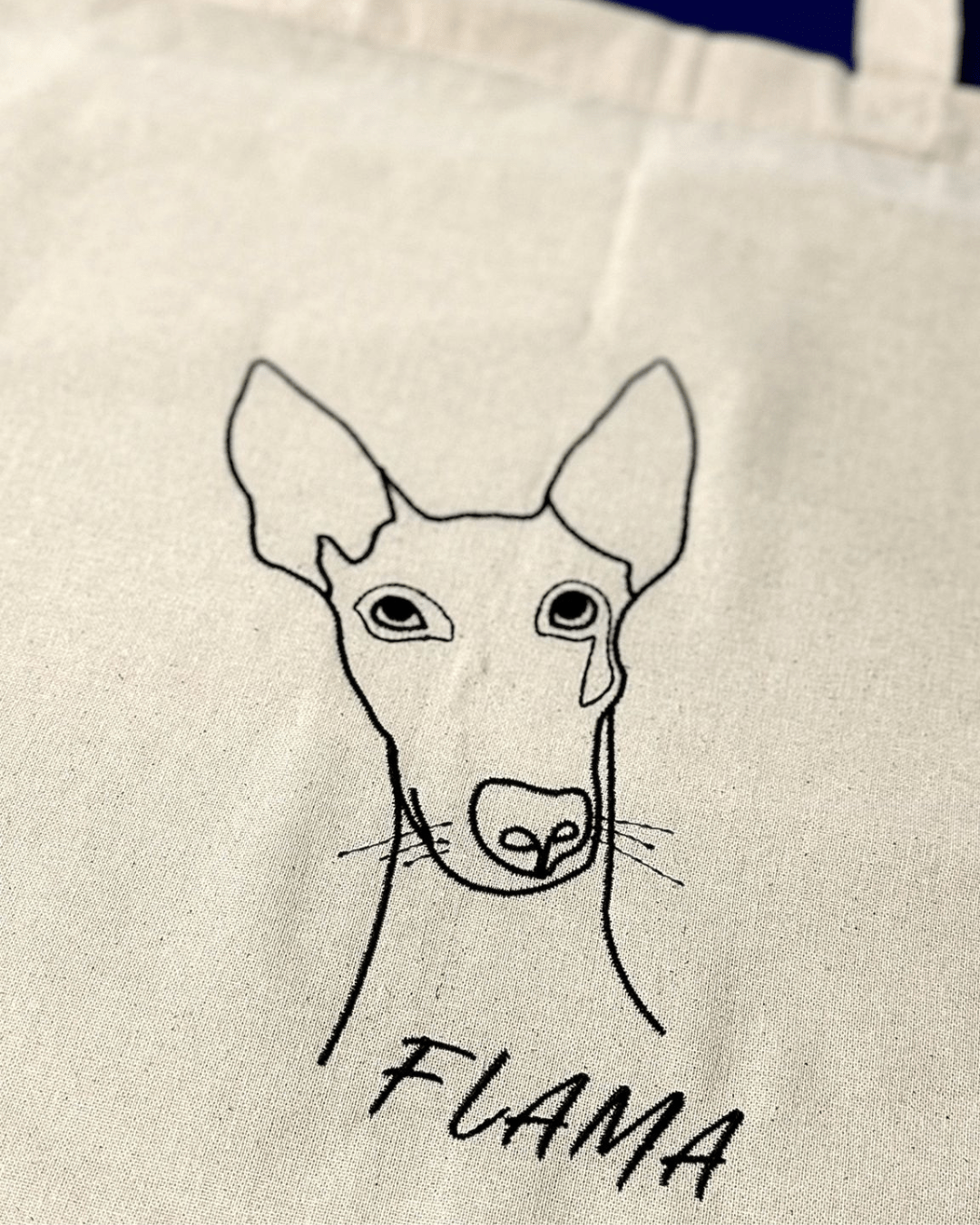 Totebag personalizada con el bordado lineal de tu mascota y nombre - LA FLAMA ESTUDI | Bordados personalizados
